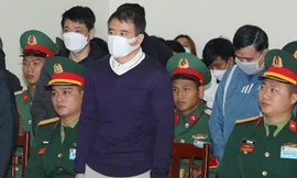 Cựu đại tá Biên phòng bảo kê cho trùm buôn xăng lậu thoát án chung thân 