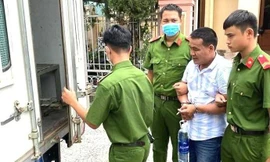 Bắt đối tượng nhiều lần ném chai lọ thủy tinh ra đường, đốt xe máy nơi công cộng