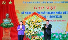 Đồng chí Nguyễn Thị Thu Hà, UVT.Ư Đảng, Bí thư Tỉnh ủy, Trưởng Đoàn ĐBQH tỉnh tặng hoa chúc mừng Hiệp hội Doanh nghiệp tỉnh.