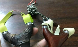 Người đàn ông nhập viện sau màn đấu ná cao su với hàng xóm 