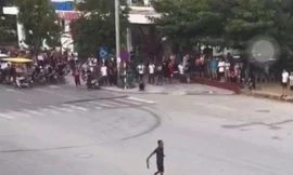 Cảnh sát vây bắt kẻ cầm dao gây náo loạn đường phố ở Sầm Sơn