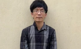 Bắt đối tượng lừa bán vé máy bay 'giải cứu' cho hàng chục Việt kiều 