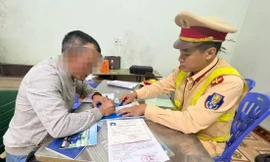 'Tóm gọn' tài xế xe tải chèn ép xe cứu thương