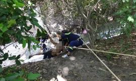 Lực lượng PCCC- CNCH đưa thi thể người chồng lên bờ