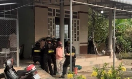 Vây bắt gã con rể uy hiếp mẹ vợ, nổ súng bắn cảnh sát