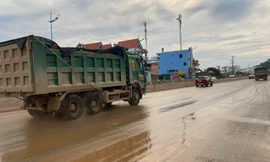 Tuyến đường đẹp nhất Quảng Ninh bụi bẩn, nhếch nhác vì 'binh đoàn hổ vồ'