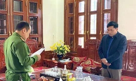 Ông Nguyễn Ích Chánh (bìa phải) bị khởi tố bị can -Ảnh: CB