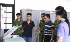 Phút hoảng loạn của người thân khi bé trai bị nhốt trong tủ cấp đông