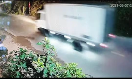 Ô tô mất lái do đi với tốc độ 'kinh hoàng'