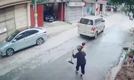 Bất ngờ lao ra đường, đứa trẻ suýt bị xe đâm mạnh
