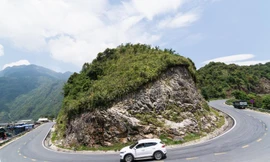 Những lưu ý khi lái xe qua địa hình đèo dốc