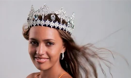 Hoa hậu bị phế ngôi không chịu trả lại danh hiệu