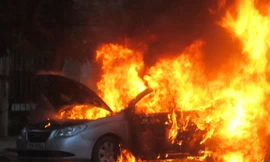 Chiếc xe ta xi bốc cháy tại hiện trường