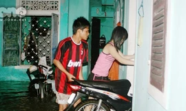 Sinh viên Huế trắng đêm chống lũ dữ