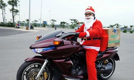 Ông già Noel Việt cưỡi 'xế khủng' phát quà miễn phí