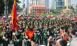 Xúc động khoảnh khắc đoàn diễu binh 'đi giữa vòng tay nhân dân'