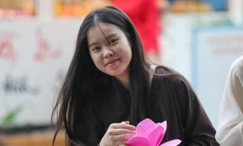 Người dân TPHCM dầm mưa thả hoa đăng, cầu bình an trong ngày rằm tháng Bảy