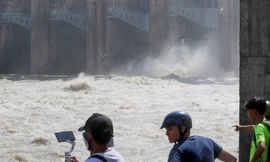 Người dân hiếu kỳ đứng xem hồ thủy điện lớn nhất miền Nam xả lũ