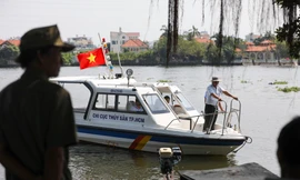 Tàu kiểm ngư, cảnh sát đi tuần ngăn chặn chích điện vớt cá ngày ông Táo ở TPHCM
