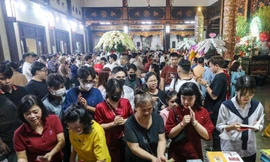 Hàng nghìn người đổ về chùa Vĩnh Nghiêm sau thời khắc Giao thừa