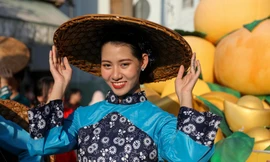 'Biển người' xuống đường vui Tết Nguyên tiêu đầy màu sắc ở TPHCM