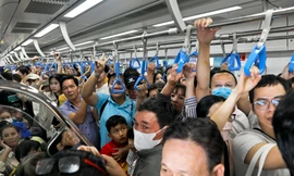 Metro số 1 quá tải ngày đầu, nhiều người không lên được tàu phải bỏ về