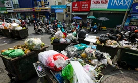 Cận Tết, rác ùn ứ nhiều tuyến đường ở TPHCM