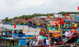 Ngư dân chen chúc theo tàu rước Nghinh Ông ra biển Cần Giờ