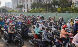 Vật vã đến 'nghẹt thở' khi di chuyển tại 2 nút giao lớn nhất TPHCM 