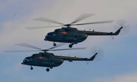 Phi đội trực thăng mang cờ Tổ quốc bay qua dinh Độc Lập