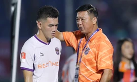 Tiến Linh trao đổi gay gắt với HLV Lê Huỳnh Đức sau chiến thắng 