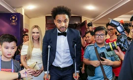 Nguyễn Xuân Son chống nạng cố thoát vòng vây khán giả sau Gala Quả Bóng Vàng