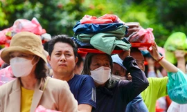 Người dân xếp hàng dài dưới nắng gắt chờ làm lễ chuyển vận dịp rằm tháng Giêng