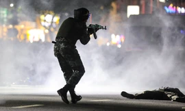 Người dân hò reo khi xem cảnh vệ diễn tập hạ gục nhóm khủng bố, bảo vệ yếu nhân 