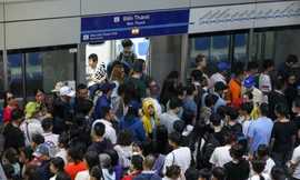 'Biển người' chờ cả tiếng để đi metro TPHCM ngày mùng 3 Tết
