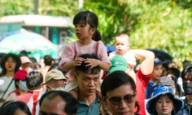 Biển người đổ về Thảo Cầm Viên vui chơi, cắm trại