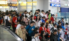 Mùng 4 tết, đường phố TPHCM nhộn nhịp trở lại, metro chật kín người
