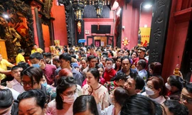 Chen nhau dâng lễ, rót dầu vía Ngọc hoàng ngày đầu năm