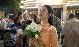 Giới trẻ đổ xô đi chùa cầu duyên sau thời khắc giao thừa