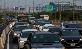 Dòng xe nối đuôi nhau ở cửa ngõ phía Đông TPHCM chiều mùng 4 Tết