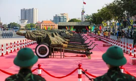 Dàn đại bác tập kết tại bến Bạch Đằng, sẵn sàng phục vụ đại lễ 30/4 