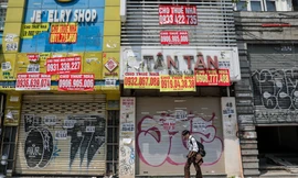 Loạt mặt bằng vị trí 'vàng' ở TPHCM 'cửa đóng then cài', thành nơi rao vặt