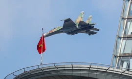 Trực thăng, tiêm kích tiếp tục chao lượn trên bầu trời trung tâm TPHCM