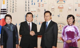 Tổng thống Hàn Quốc Lee Myung Bak và Phu nhân đón Chủ tịch nước Trương Tấn Sang và Phu nhân Ảnh: TTXVN