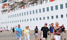 Rộn ràng khách ngoại “mở hàng” đầu năm