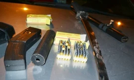 Kiểm tra ô tô, bắt súng bắn điện, kiếm Nhật