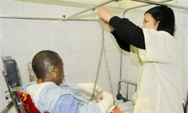 Bệnh nhân Đỗ Ngọc Mạnh (38 tuổi) bị bỏng lửa 24%, bỏng sâu 7%, bỏng hô hấp. Ảnh: Tuấn Nguyễn