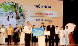 Bạn Đinh Thị Vân Anh (19 tuổi, quê huyện Nho Quan, tỉnh Ninh Bình) thủ khoa đầu vào của trường Đại học Kinh tế Quốc dân năm 2019 với 29,25 điểm khối D.