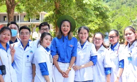 Hoa hậu H'Hen Niê dự lễ khởi công và tham gia vào các hoạt động an sinh xã hội sau lễ ra quân Chiến dịch Thanh niên tình nguyện hè năm 2020. Ảnh: Đức Văn