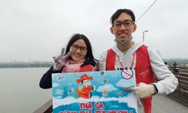 “Thả cá, đừng thả rác” là thông điệp hành động của các bạn trẻ.